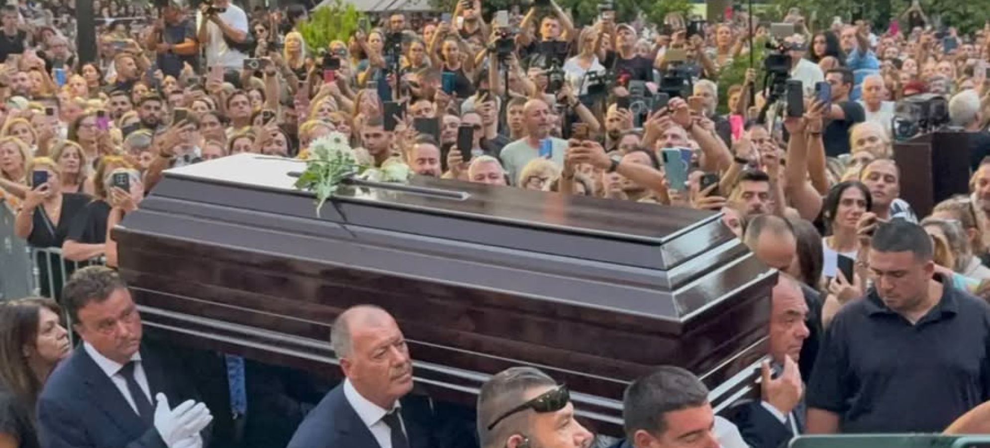 Γιώργος Μαζωνάκης: Με χειροκροτήματα και «Ώρες Μικρές» η σορός στη Νίκαια